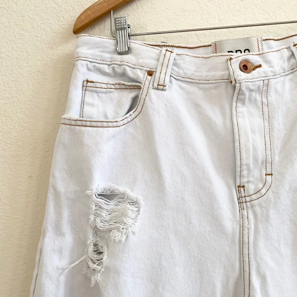 BDG Urban Outfitters Womens White Distressed Baggy Denim Jorts Shorts Size 32
